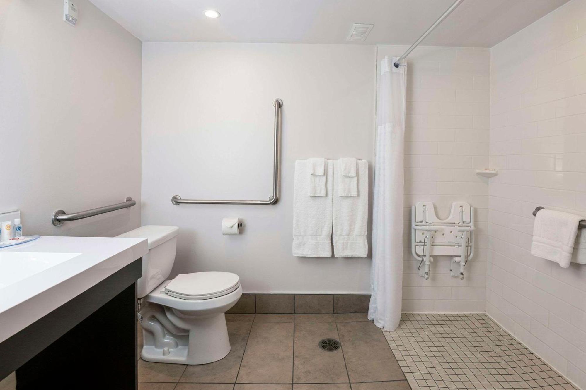 Comfort Suites Kingston Central 외부 사진
